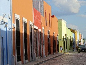 Les façades colorées de la ville mexicaine de Campeche (Yucatan), avec laquelle travaille le réseau Vivapolis. Copyright : Adam Jones / Wikimedia