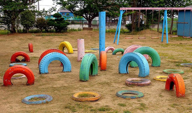 Jardin de pneus multicolores au Japon - Crédits Angle Harms sur Flickr