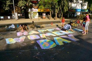 C’est la Journée de la Femme ce jour-là. Les passants la célèbrent en réalisant de graffitis à la craie au sol. Crédits : Clément Pairot