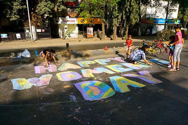C’est la Journée de la Femme ce jour-là. Les passants la célèbrent  en réalisant de graffitis à la craie au sol. Crédits : Clément Pairot