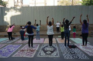 8h00 : Passage devant le cours d’initiation au yoga (grande fierté de l’Inde). Il est dispensé gratuitement par le « Yoga Institute, le plus ancien centre de yoga du monde ». Crédits : Clément Pairot
