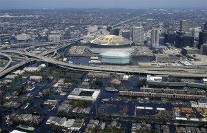 Vue d’hélicoptère du Superdome de Louisiane, le stade de la Nouvelle-Orléans, après le passage de l’ouragan Katrina en 2005. Copyright : Jeremy L. Grisham / US Navy / Wikimedia