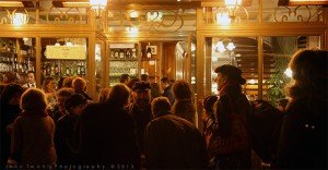 Un café de Montmartre. Crédits : John Twohig