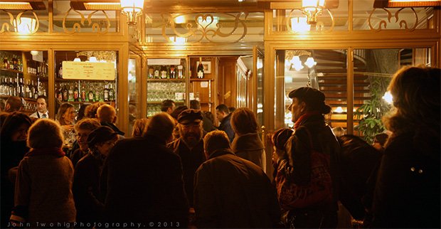 Un café de Montmartre. Crédits : John Twohig