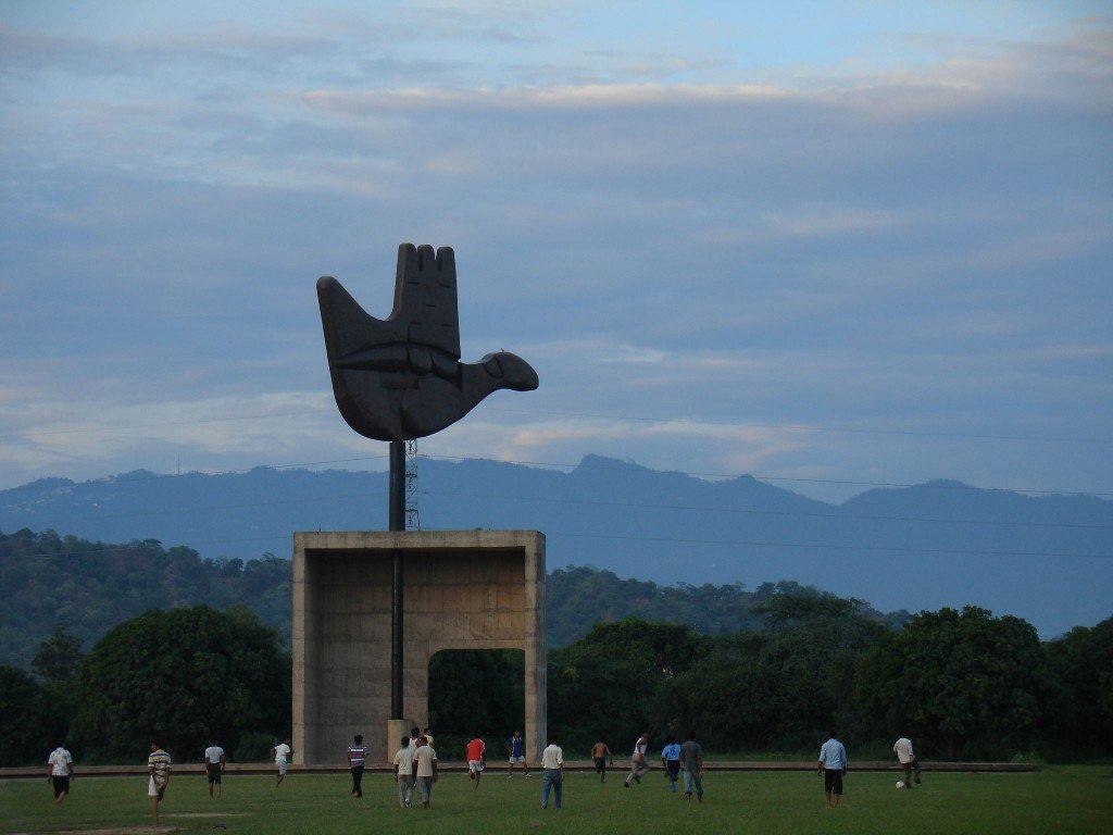 La « main ouverte » de Le Corbusier demeure le symbole de la « ville nouvelle ». Copyright Raakesh Blokhra Flickr