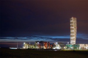 La tour du Turning Torso, à Malmö, s'élève à 190 mètres de hauteur. Elle a été conçue par l'architecte espagnol Santiago Calatrava Valls. Copyright : © DR