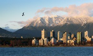 Le quartier du West End, à Vancouver, où se situe le renommé Stanley Park, avec les Rocheuses en arrière-plan Copyright : © DR