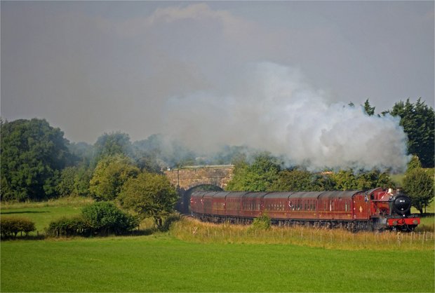 Le Poudlard Express existe dans la vraie vie, pour des virées magiques à travers la campagne écossaise (Photo : Early Morning Steam Crédit : Andrew/Flickr)