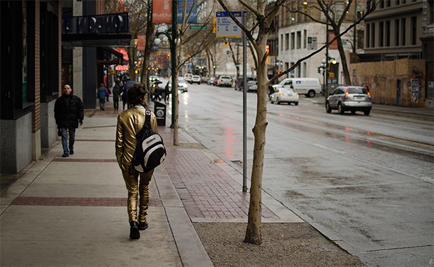 Crédit : Benson Hilgemann - “Gold Suit Walker” (Vancouver)