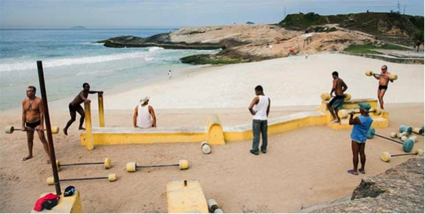 L’unique salle de gym en plein air de Rio, la “Academia Pedra do Arpoador” accueille 1 200 habitués par mois © Martim Vicente