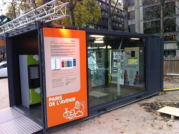 Lemon tri recycle canettes et bouteilles dans des démonstrateurs comme ceux installés sur le Quai de Seine, à Paris, en partenariat avec Chaque Canette Compte et dans le cadre de la COP 21.  Copyright : © Lemon Tri