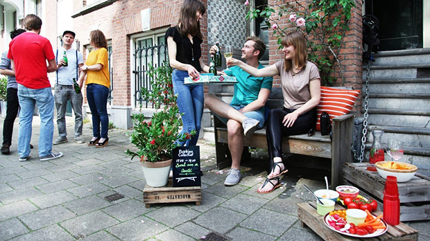 Les bancs collectifs permettent aux habitants de se rencontrer. Crédits : Bankjes Collectief