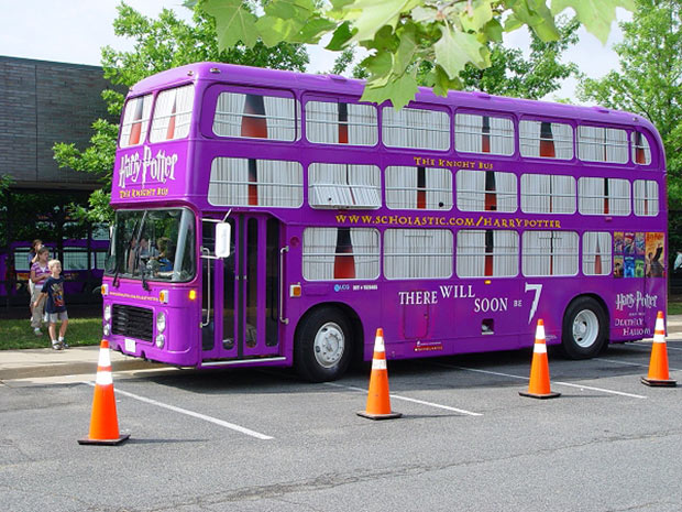 Le Magicobus de Harry Potter à la Chantilly Regional Library. Crédits : Falrfax Library Foundation / Flickr