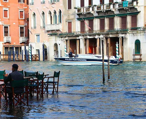 Lorsque la ville est inondée, les vénitiens conservent leurs habitudes de fréquentation de l’espace public. Crédits : travellovers.fr