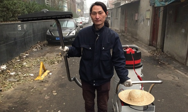 L'artiste Nut Brother explique que l'idée d’aspirer la pollution lui est venue à force d'entendre quotidiennement des rapports inquiétants sur la qualité de l'air à Pékin. © Tom Phillips