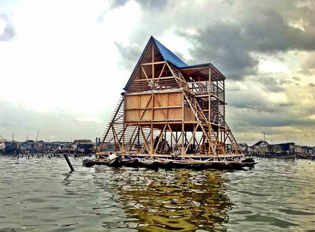 L'école flottante de Makoko est un espace ouvert. Quand l’établissement est fermé, les pêcheurs peuvent venir y réparer leurs filets au sec. Copyright : © NLÉ Works