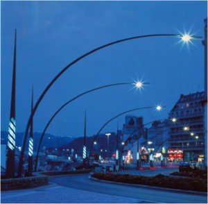 Le plasticien Yann Kersalé a réalisé pour Cherbourg des lampadaires en forme de mats, dont la lumière varie du bleu au vert, selon le niveau des eaux et l'amplitude des marées.