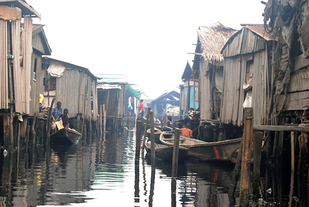 La centaine d'enfants scolarisés à la Makoko Floating School se rendent à l’école en bateau. Copyright : © DR