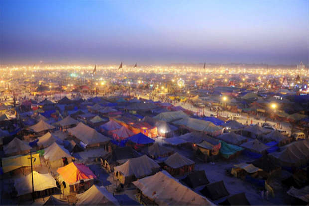 La ville temporaire de Sangam en Inde lors du pèlerinage de la Kumbh Mela en 2013.  © SANJAY KANOJIA/AFP