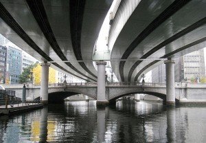 Le pont Nihonbashi, tel qu’il est aujourd’hui. La réalité augmentée propose de vous le faire voir délesté du métro aérien qui l’enserre.