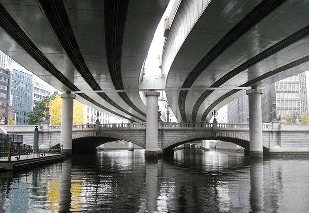 Le pont Nihonbashi, tel qu’il est aujourd’hui. La réalité augmentée propose de vous le faire voir délesté du métro aérien qui l’enserre. 