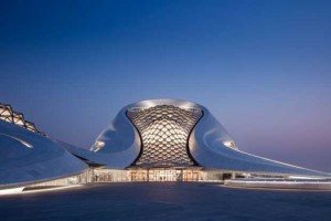 Le cabinet chinois MAD Architects fondé par Ma Yansong a réalisé l'Opéra de Harbin, situé sur la Harbin Cultural Island, un nouveau complexe insulaire dédié aux arts © Adam Mørk