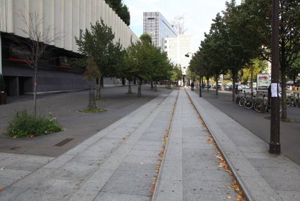 Le terrain proposé sur l'avenue d'Italie est une vaste esplanade publique, non loin d'un des plus grands centres commerciaux de Paris, Italie 2. © DR