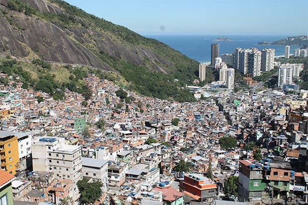 A Rio, la plus grande favela d'Amérique Latine, Rocinha, descend vers le quartier aisé de Leblon