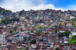 La favela Rocinha à Rio de Janeiro au Brésil est la plus grande de la ville. Près de 80 000 personnes y vivent. © DR