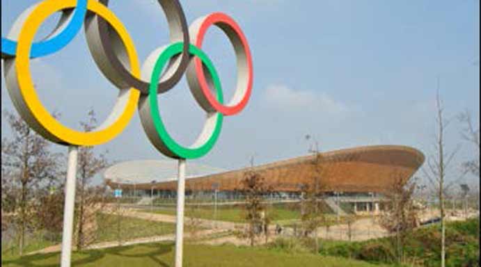 Les cinq anneaux des Jeux olympiques devant le vélodrome du site olympique londonien (c)DR