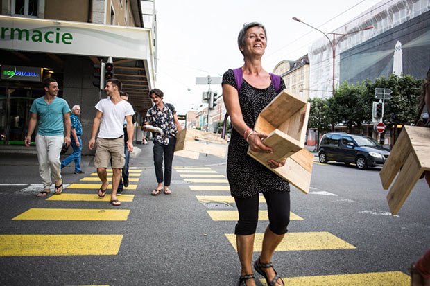 spectacle-rue-chaise-batiment