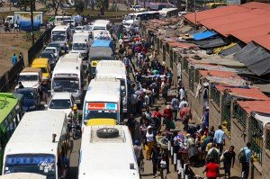 Le trafic congestionné de Nairobi. Crédits : Clément Pairot.