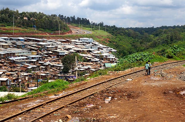 La limite Est du bidonville de Kibera. Crédits : Clément Pairot