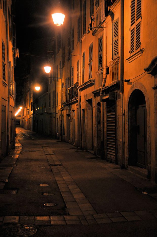 rue sombre eclairee par des lampadaires