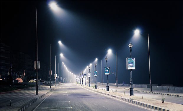 Une route sombre eclairee par des lampadaires