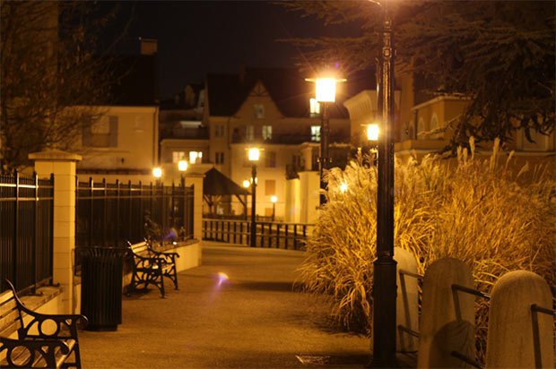 photo d une rue eclairee par des lampadaires