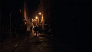une rue dans la nuit
