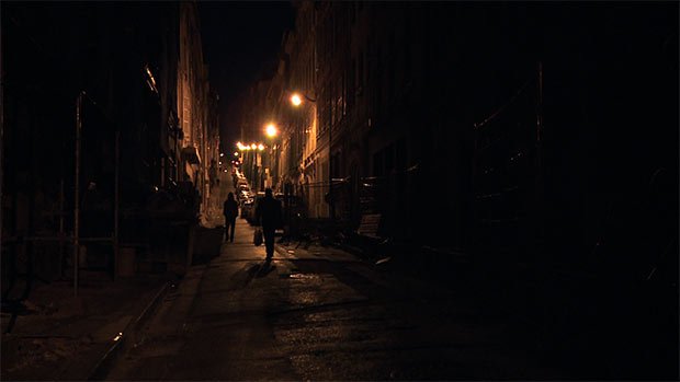 une rue dans la nuit 