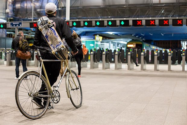 un cycliste dans une station de metro
