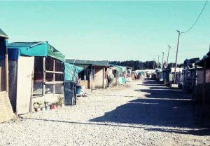 La jungle de Calais est un exemple d'habitat temporaire de réfugiés qui s'est pérennisé.