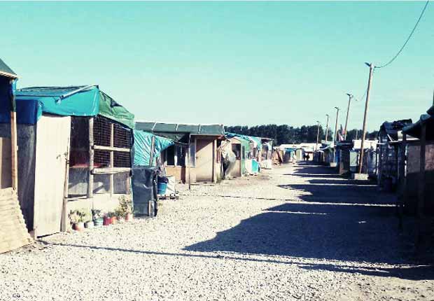 La jungle de Calais est un exemple d'habitat temporaire de réfugiés qui s'est pérennisé.