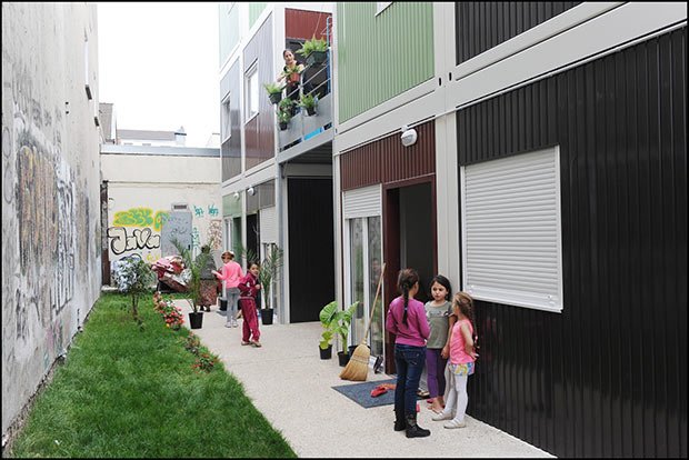 À Montreuil-sous-Bois, dans le cadre d’une procédure MOUS, une centaine de familles roms a bénéficié d’un « logement-passerelle » dans des conteneurs colorés installés sur deux sites.