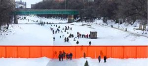 Le projet Open Borders prend la forme d’un mur de quatre mètres de long, en plastique rouge, qui borne une piste de patin à glace le long de la rivière Assiniboine, à Winnipeg, au Canada.
