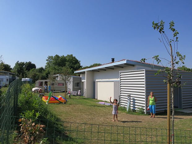 Une résidence de 27 pavillons dédiés aux gens du voyage, livrée en 2012 par Drôles de trames architectes a Bretigny-sur-Orge 