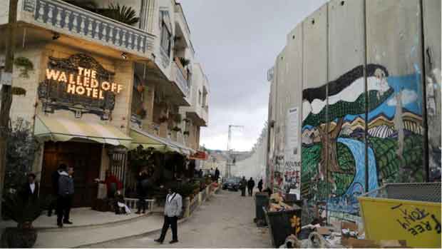 Le célèbre street-artiste Le célèbre street-artiste Banksy, connu pour ses positions engagées, en particulier au sujet du conflit israélo-palestinien a décidé d’investir un bâtiment vidé de ses habitants à quelques mètres du mur pour en faire un hôtel. 