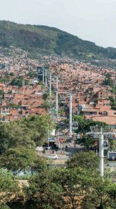 Metrocable est un systeme de telecabines installe par la communaute urbaine colombienne de Medellín