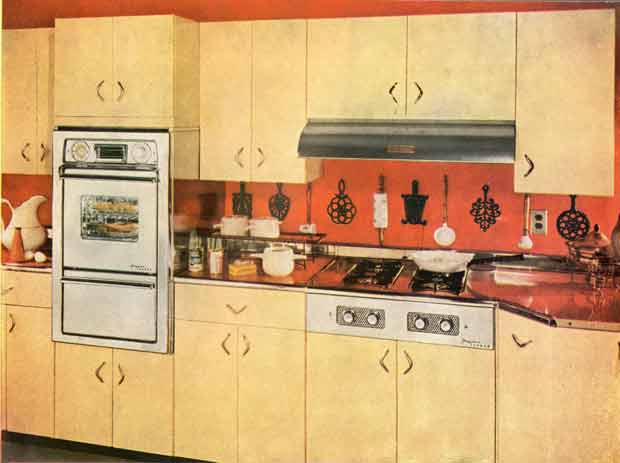 La mise en place de la cuisine toute « équipée » entre les années 1930 et 1970 a révolutionné la façon de cuisiner.