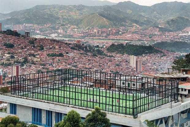 Un equipement sportif construit dans un quartier pauvre de la ville témoigne de la politique sociale affirmee