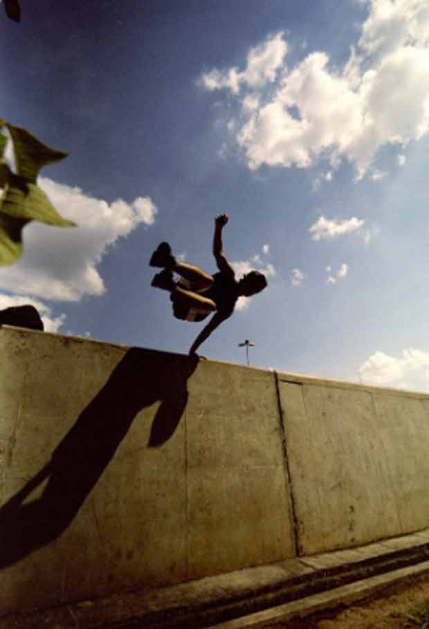 Le parkour fait de la ville un vaste terrain de jeux.