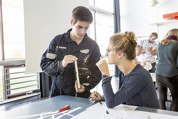 photo d'un homme et une femme fabriquant un objet design